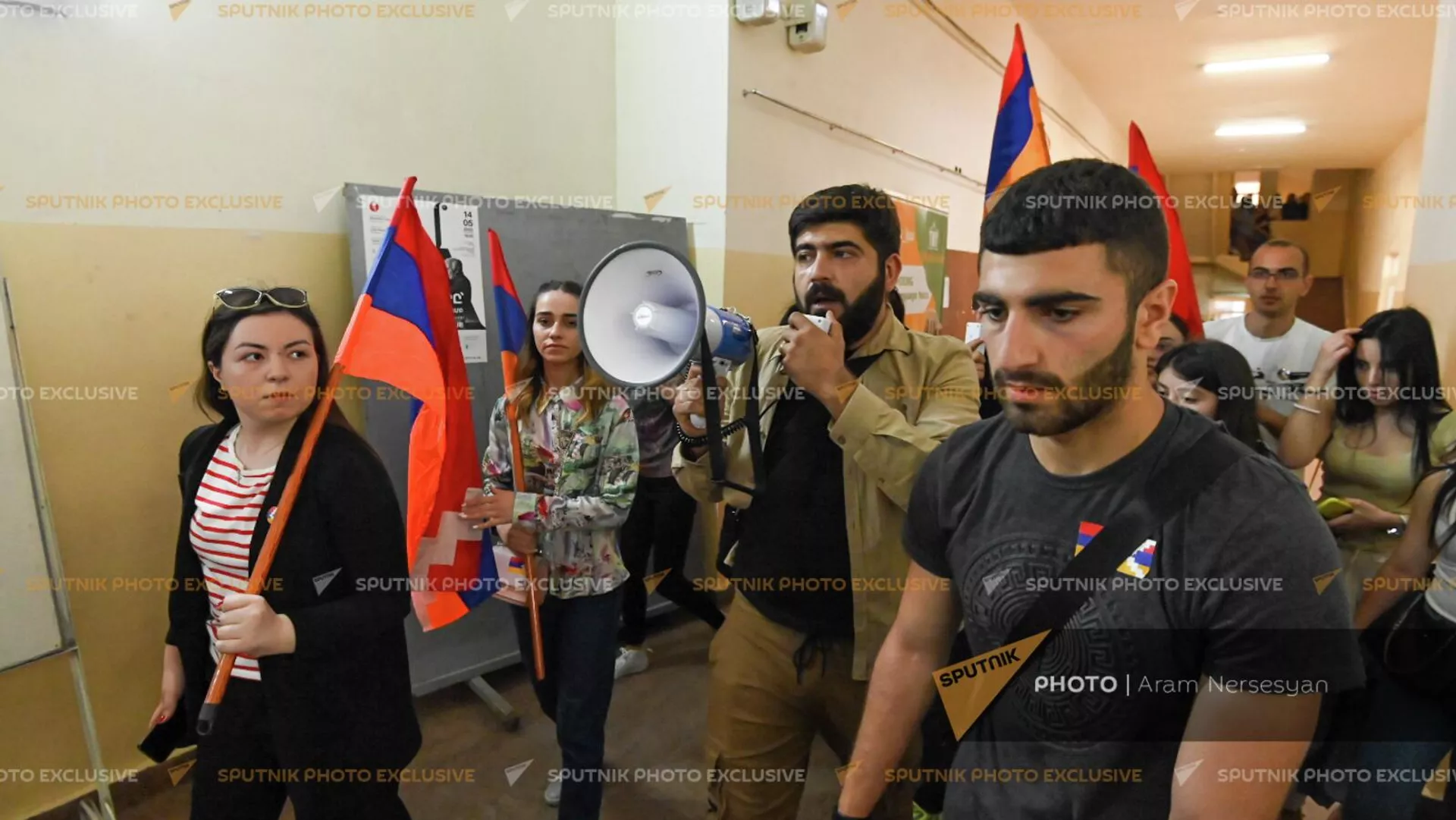 Молодежь с флагами Арцаха и Армении проводит акцию протеста с призывом примкнуть к оппозиции (27 апреля 2022). Еревaн Молодежь с флагами Арцаха и Армении проводит акцию протеста с призывом примкнуть к оппозиции (27 апреля 2022). Еревaн - Sputnik Армения, 1920, 27.04.2022