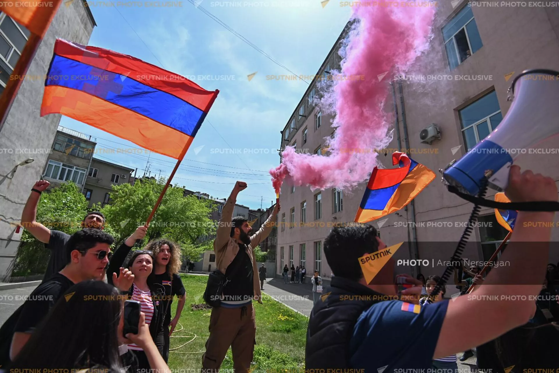 Молодежь с флагами Арцаха и Армении проводит акцию протеста с призывом примкнуть к оппозиции (27 апреля 2022). Еревaн Молодежь с флагами Арцаха и Армении проводит акцию протеста с призывом примкнуть к оппозиции (27 апреля 2022). Еревaн - Sputnik Армения, 1920, 27.04.2022