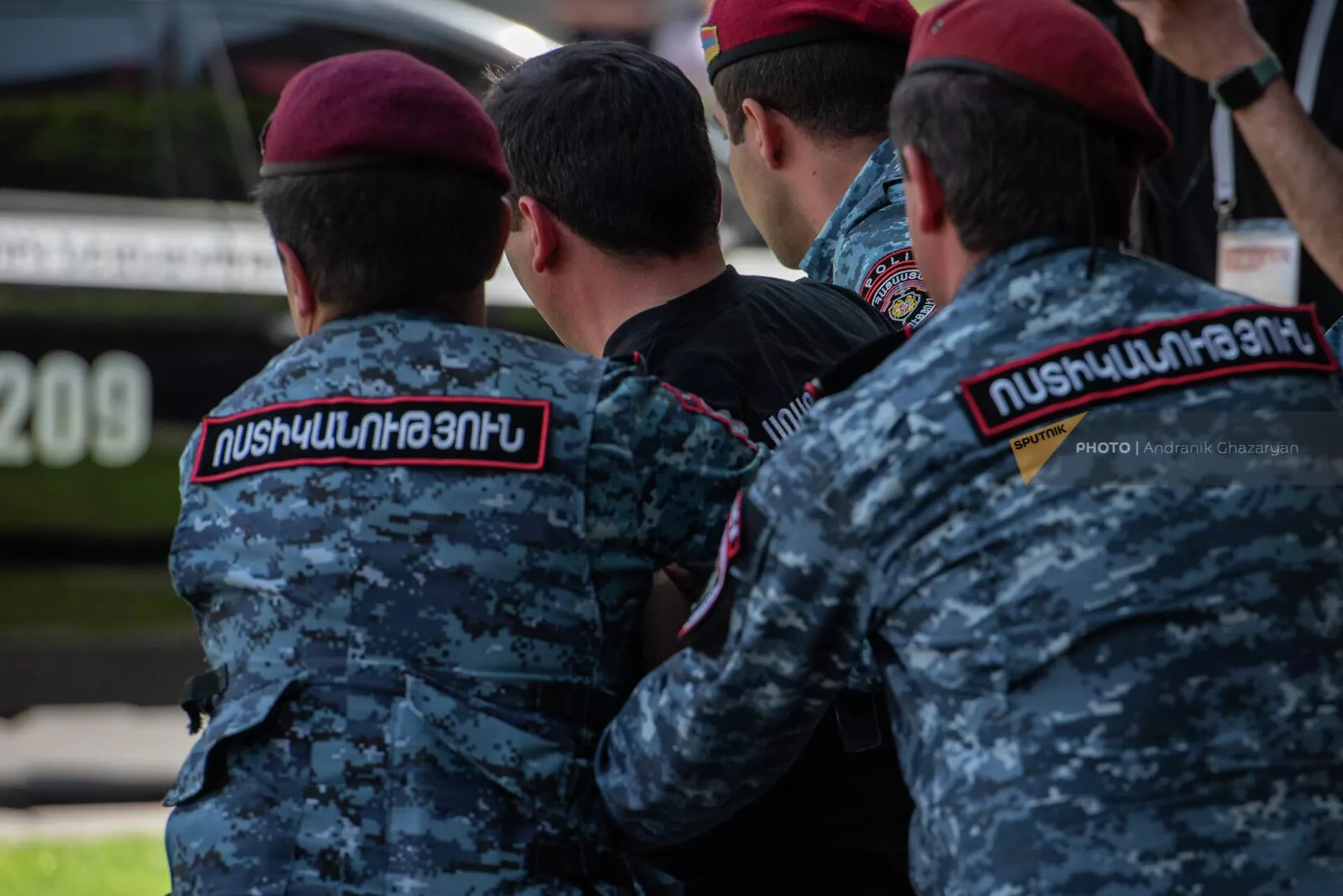Полиция проводит арест Наири Охикяна с акции протеста на площади Республики (27 апреля 2022). Еревaн Полиция проводит арест Наири Охикяна с акции протеста на площади Республики (27 апреля 2022). Еревaн - Sputnik Армения, 1920, 27.04.2022