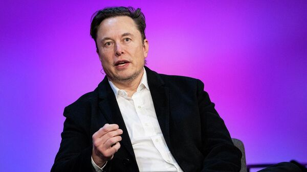 Генеральный директор Tesla и снователь SpaceX Илон Маск во время интервью с главой TED Крисом Андерсоном (вне кадра) на конференции TED2022: A New Era в Ванкувере (14 апреля 2022). Канада - Sputnik Армения