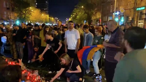 Участники шествия подходят к месту гибели молодой женщины, возлагают цветы, читают молитву - Sputnik Армения