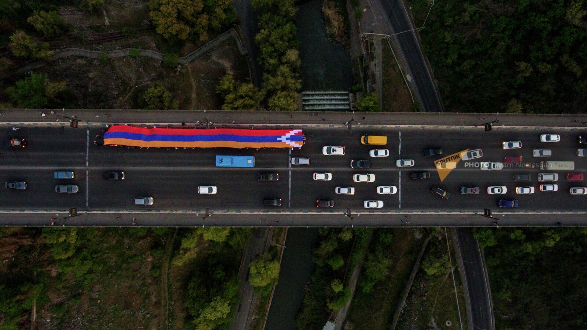 Шествие движения 5165 с 40-метровым флагом по мосту Киевян (27 апреля 2022). Еревaн - Sputnik Армения, 1920, 27.04.2022