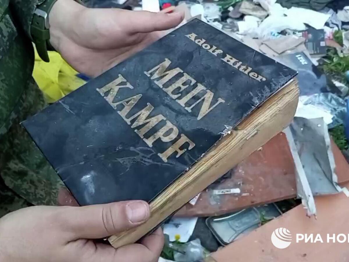 Книга Гитлера Mein Kampf найдена в Мариуполе на базе националистов 