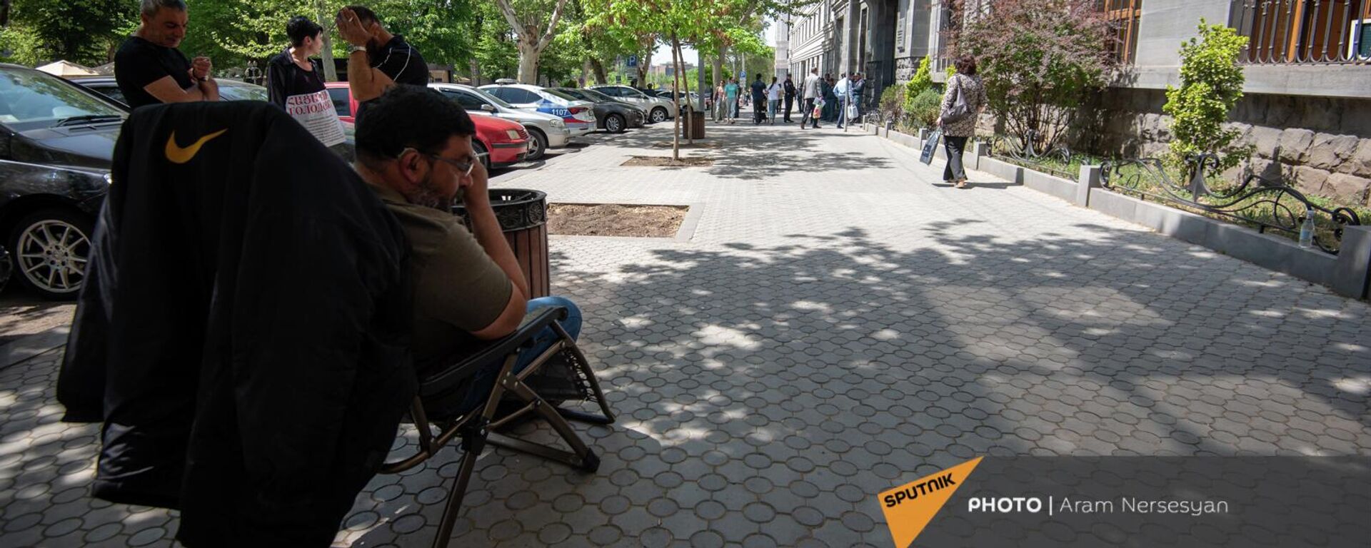 Арсен Гукасян, родственник без вести пропавшего, перед зданием генпрокуратуры Армении - Sputnik Армения, 1920, 28.04.2022