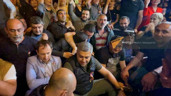 Артур Ванецян со сторонниками на сидячей акции протеста (28 апреля 2022). Еревaн - Sputnik Армения
