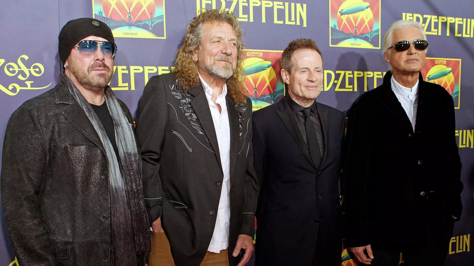 Слева направо Джейсон Бонэм, сын покойного барабанщика Led Zeppelin Джона Бонэма; певец Роберт Плант; басист Джон Пол Джонс; и гитарист Джимми Пейдж на премьере фильма Led Zeppelin: Celebration Day