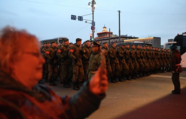 Военнослужащие перед началом ночной репетиции военного парада - Sputnik Армения
