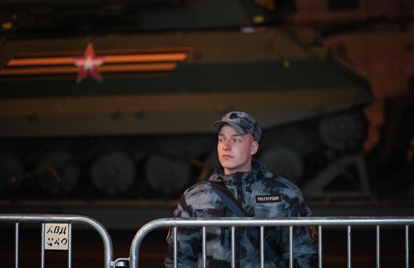 Զինծառայողը Տվերսկայա փողոցում - Sputnik Արմենիա