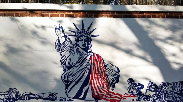 Граффити перед бывшим посольством США в Тегеране - Sputnik Армения