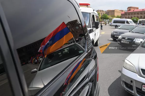 Отражение флага Арцаха в стекле одной из машин-участниц автопробега (29 апреля 2022). Еревaн Отражение флага Арцаха в стекле одной из машин-участниц автопробега (29 апреля 2022). Еревaн - Sputnik Армения