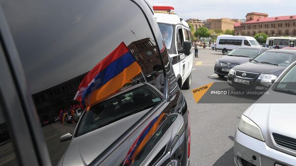 Отражение флага Арцаха в стекле одной из машин-участниц автопробега (29 апреля 2022). Еревaн - Sputnik Армения