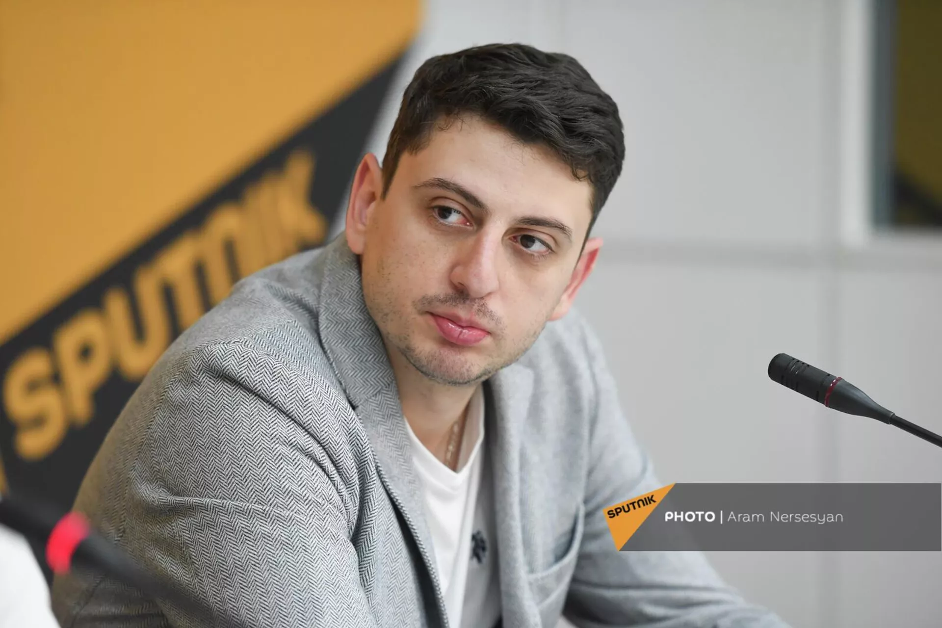 Заслуженный артист РА, победитель международного конкурса им. Чайковского, виолончелист Нарек Ахназарян на пресс-конференции (30 апреля 2022). Еревaн Заслуженный артист РА, победитель международного конкурса им. Чайковского, виолончелист Нарек Ахназарян на пресс-конференции (30 апреля 2022). Еревaн - Sputnik Армения, 1920, 30.04.2022
