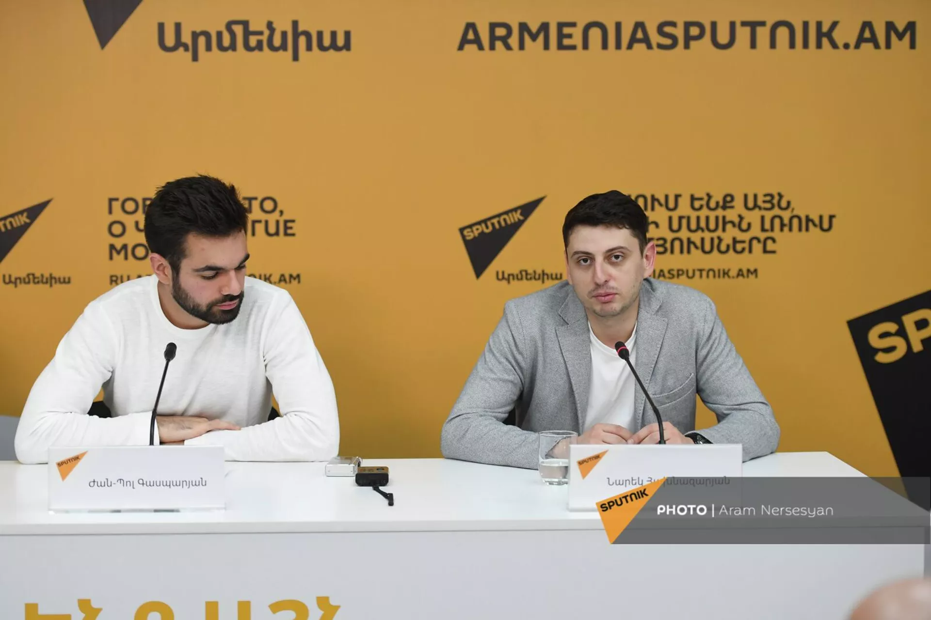Нарек Ахназарян и Жан-Поль Гаспарян на пресс-конференции (30 апреля 2022). Еревaн Нарек Ахназарян и Жан-Поль Гаспарян на пресс-конференции (30 апреля 2022). Еревaн - Sputnik Армения, 1920, 30.04.2022
