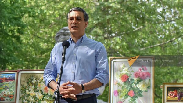 Арман Татоян проводит акцию общественного обсуждения в сквере Мартироса Сарьяна (30 апреля 2022). Еревaн - Sputnik Армения