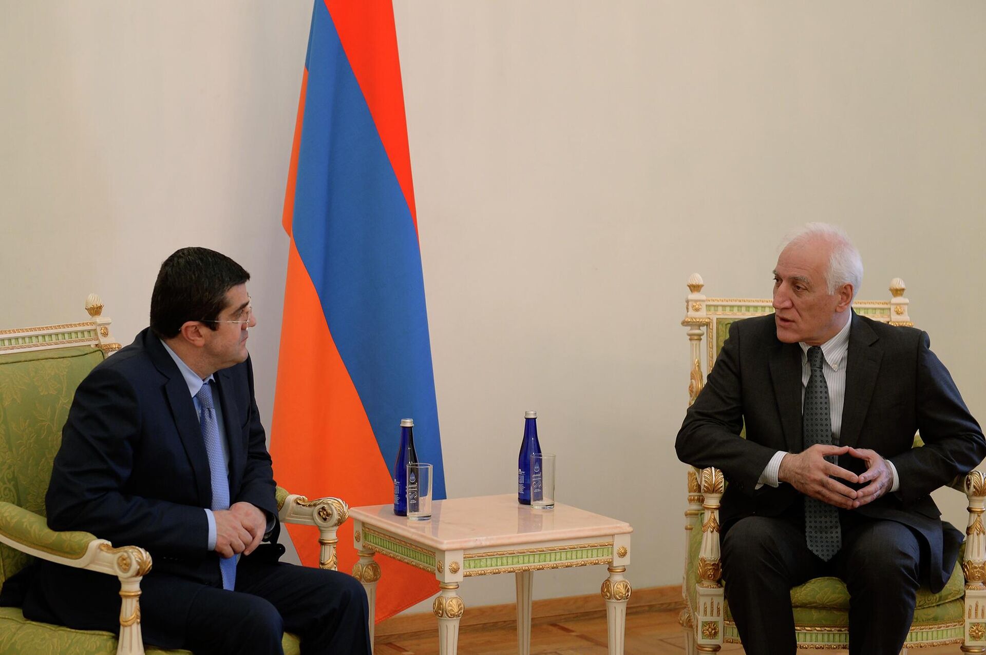 Президенты Армении и Карабаха Ваагн Хачатурян и Араик Арутюнян на встрече (30 апреля 2022). Еревaн - Sputnik Արմենիա, 1920, 30.04.2022