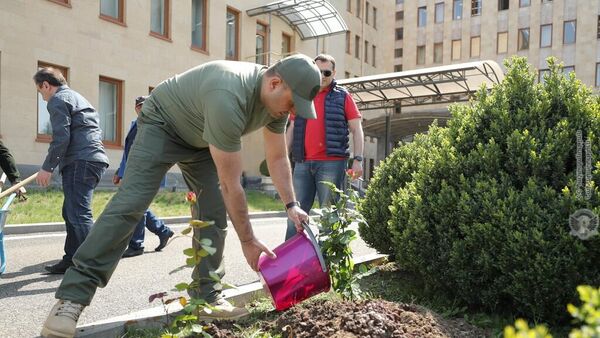 Работы по благоустройству и озеленению на территориях, прилегающих к воинскому пантеону Ераблур (30 апреля 2022). Еревaн - Sputnik Армения