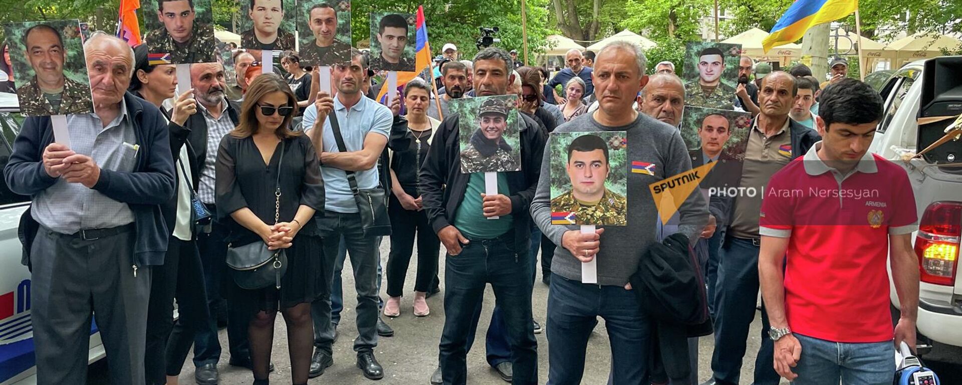 Родители погибших военнослужащих с портретами и флагами проводят акцию протеста перед зданием генпрокуратуры (30 апреля 2022). Еревaн - Sputnik Армения, 1920, 05.05.2022