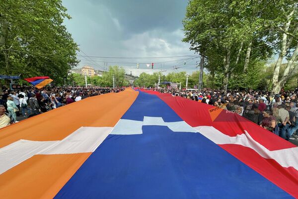 Ֆրանսիական հրապարակում հանրահավաքի մասնակիցները (1 մայիսի 2022), Երևան - Sputnik Արմենիա
