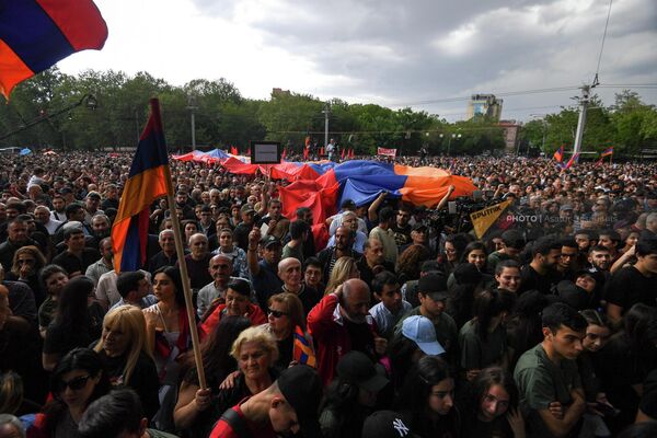 Участники оппозиционного митинга на площади Франции - Sputnik Армения