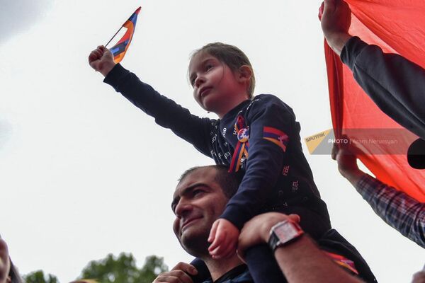 Многие пришли на митинг с детьми - Sputnik Армения