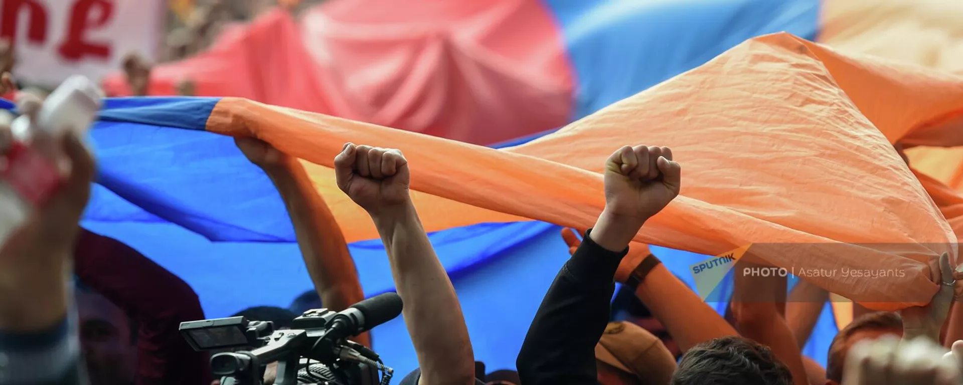 Участники оппозиционного митинга на площади Франции (1 мая 2022). Еревaн - Sputnik Армения, 1920, 07.05.2022