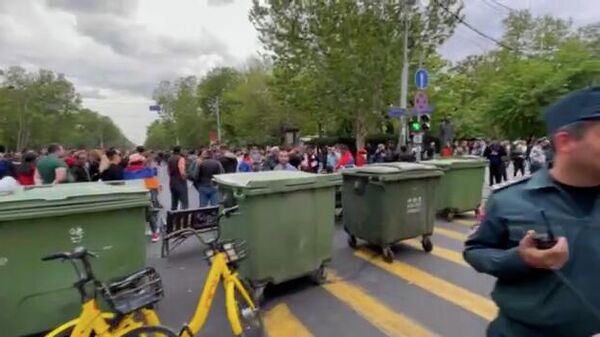 Оппозиция перекрыла улицы вдоль площади Франции - Sputnik Армения