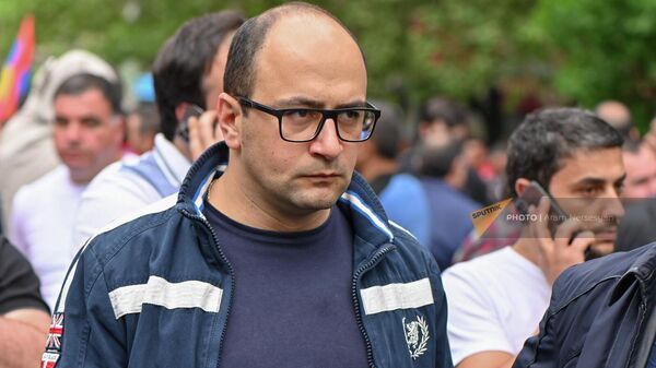 Айк Мамиджанян на оппозиционном митинге на площади Франции (1 мая 2022). Еревaн - Sputnik Армения
