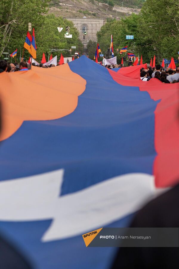 Արցախի դրոշը Մատենադարանի ֆոնին՝ Ֆրանսիայի հրապարակում հանրահավաքի ժամանակ - Sputnik Արմենիա