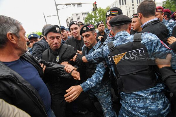 Стычки полиции и участников оппозиционного митинга во время второго дня акции неповиновения - Sputnik Армения