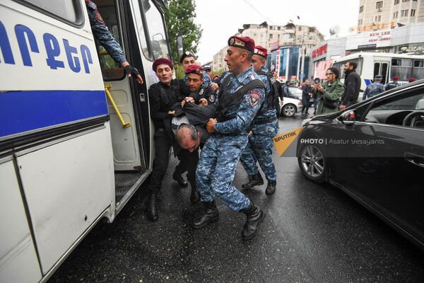 Число задержанных было много, понадобился автобус - Sputnik Армения