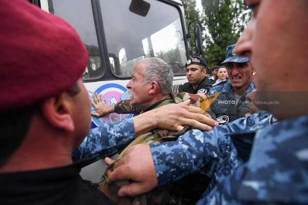 Жесткие стычки между митингующими и полицией - Sputnik Армения
