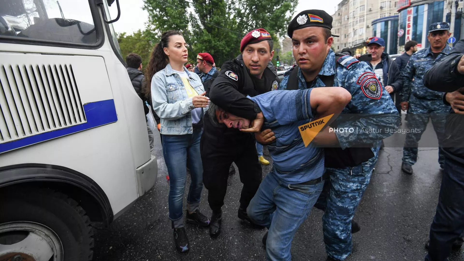 Задержание некоторых участников оппозиционного митинга во время второго дня акции неповиновения (2 мая 2022). Еревaн