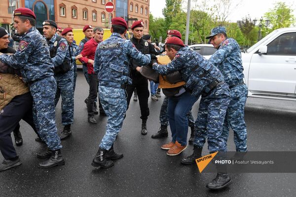 Сотрудники полиции задерживают блогера Мику Бадаляна - Sputnik Армения
