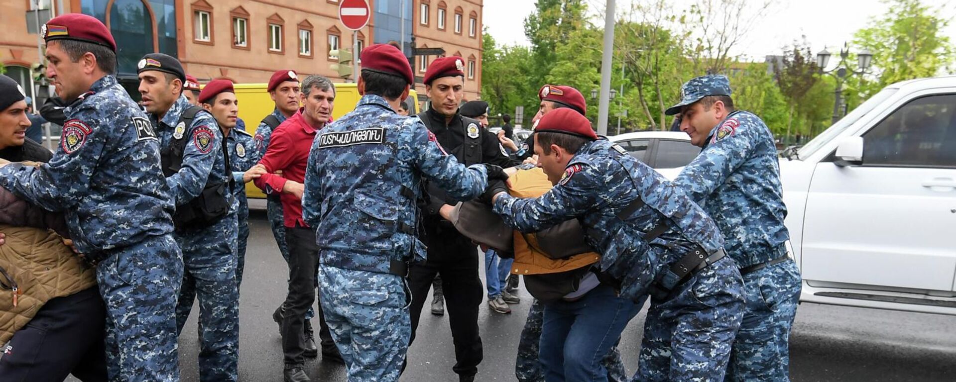 Сотрудники полиции задерживают блогера Мику Бадаляна с акции неповиновения на площади Шаумяна (2 мая 2022). Еревaн - Sputnik Армения, 1920, 02.05.2022