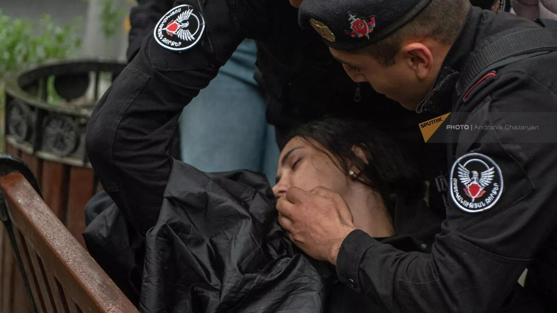 Журналистка Лиа Саркисян потеряла сознание во время давки между участниками акции и полицейскими на улице Абовяна во время второго дня акции неповиновения (2 мая 2022). Еревaн Журналистка Лиа Саркисян потеряла сознание во время давки между участниками акции и полицейскими на улице Абовяна во время второго дня акции неповиновения (2 мая 2022). Еревaн - Sputnik Армения, 1920, 02.05.2022