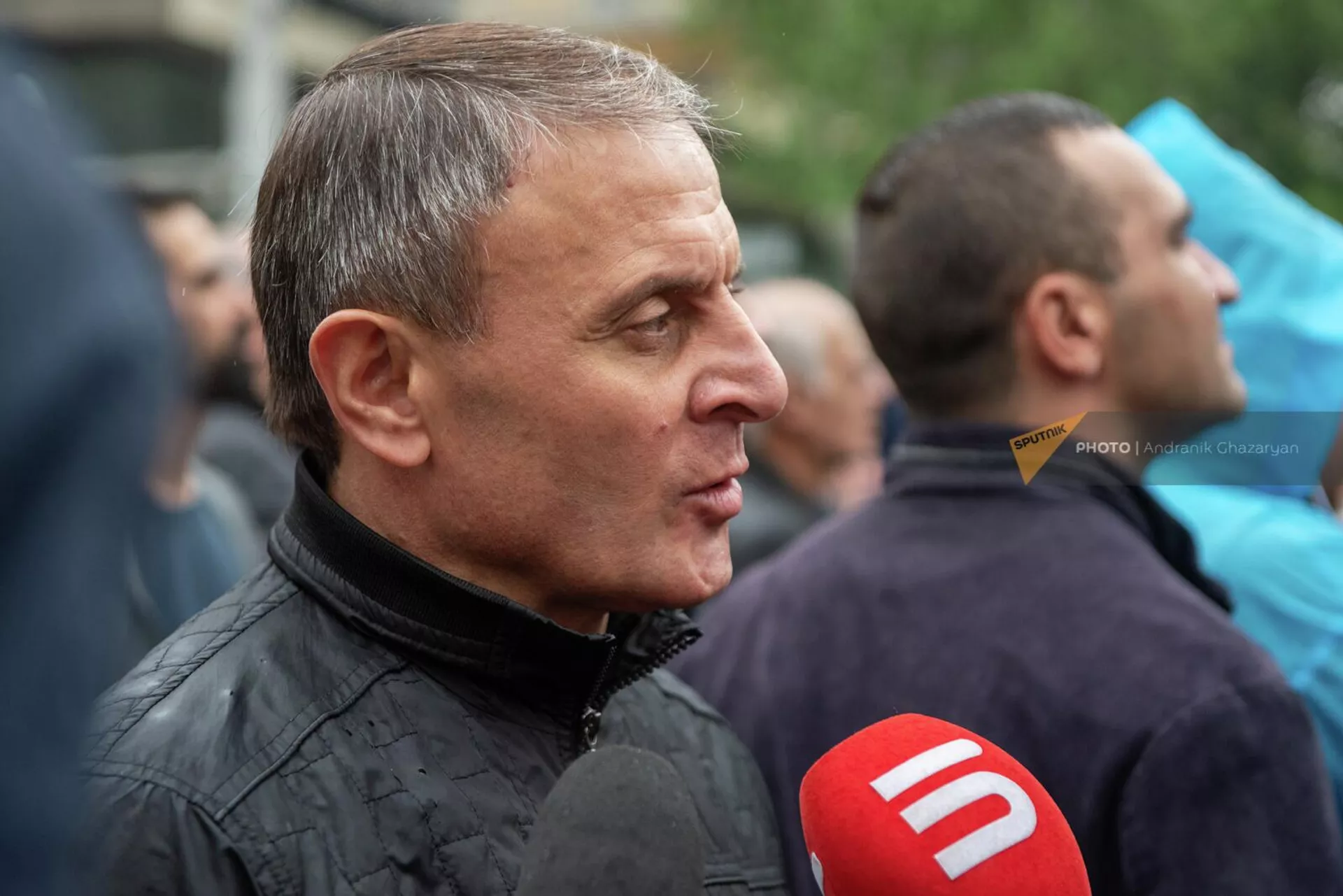 Валерий Осипян среди участников оппозиционного митинга во время второго дня акции неповиновения (2 мая 2022). Еревaн Валерий Осипян среди участников оппозиционного митинга во время второго дня акции неповиновения (2 мая 2022). Еревaн - Sputnik Армения, 1920, 02.05.2022