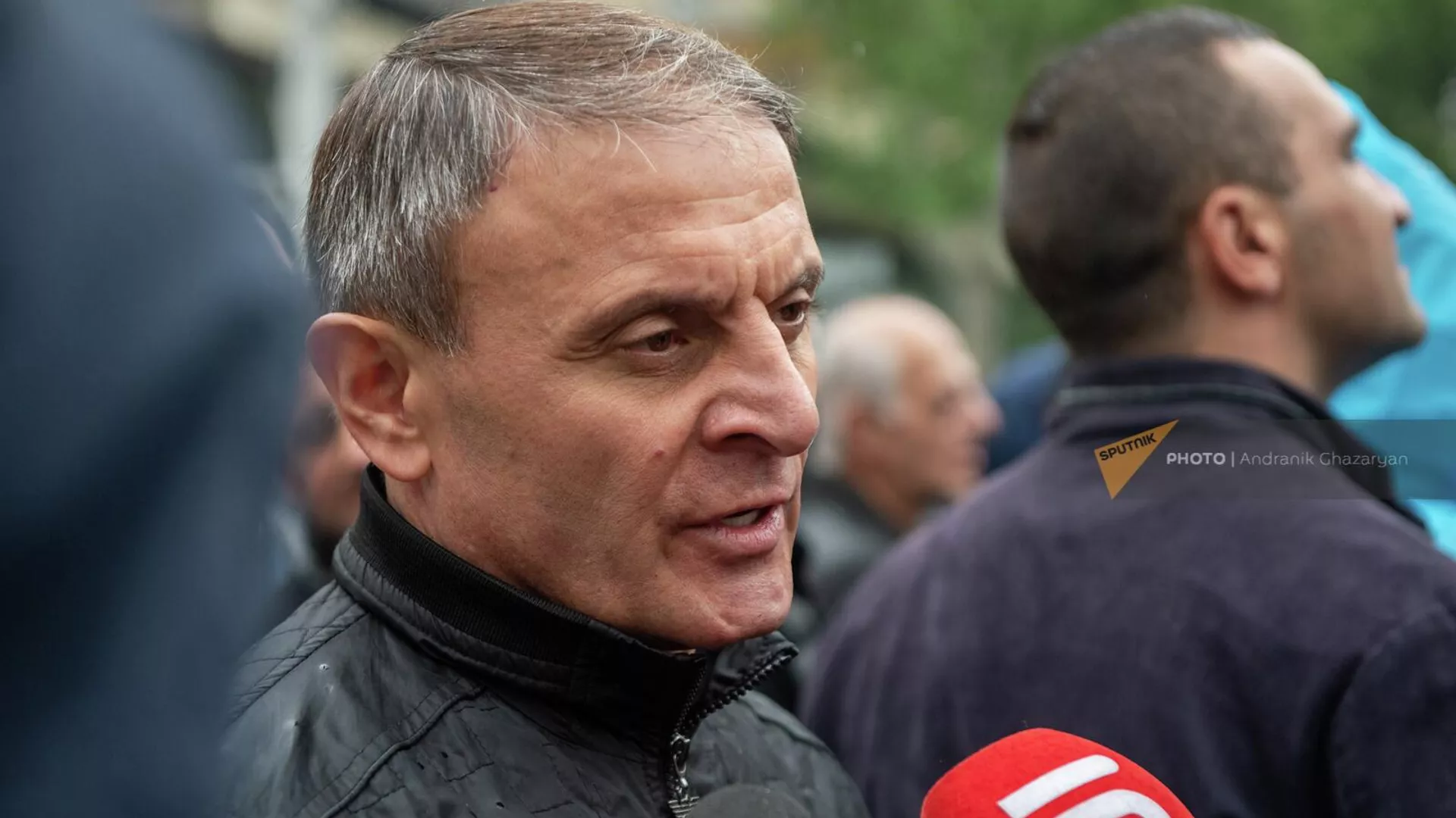 Валерий Осипян среди участников оппозиционного митинга во время второго дня акции неповиновения (2 мая 2022). Еревaн Валерий Осипян среди участников оппозиционного митинга во время второго дня акции неповиновения (2 мая 2022). Еревaн - Sputnik Армения, 1920, 02.05.2022