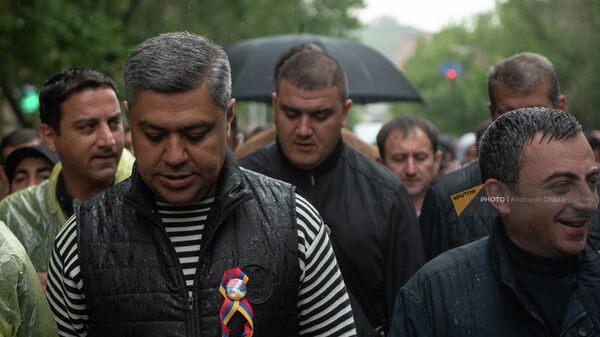 Артур Ванецян и Ишхан Сагателян среди участников оппозиционного митинга во время второго дня акции неповиновения (2 мая 2022). Еревaн - Sputnik Армения