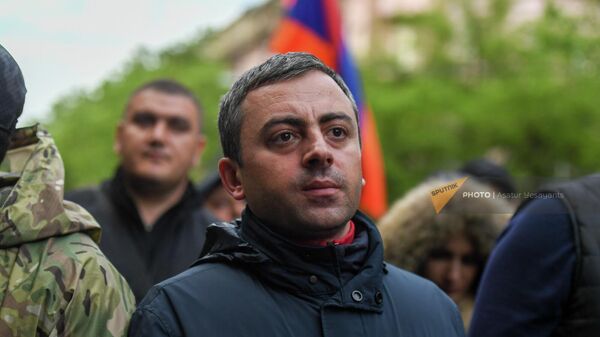 Ишхан сагателян во время шествия оппозиции после митинга на площади Франции (2 мая 2022). Еревaн - Sputnik Армения