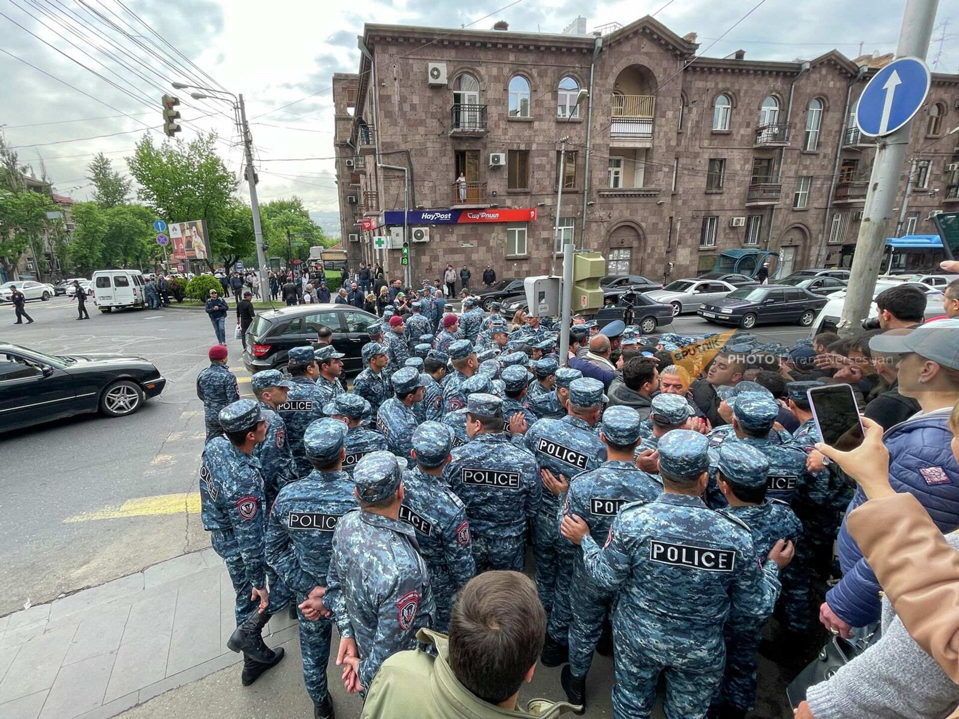 Полиция выводит активистов с блокированного перекресток Маршала Баграмяна - Прошяна (3 мая 2022).  - Sputnik Армения, 1920, 03.05.2022