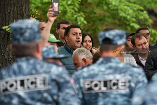 Полиция задерживает активистов, перекрывших переулок Маршала Баграмяна - Прошьяна (3 мая 2022). Еревaн - Sputnik Армения
