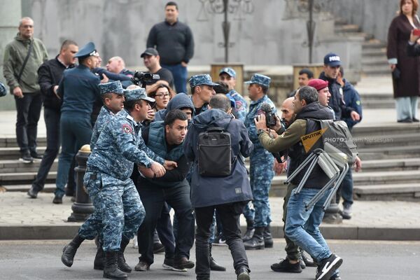 Полиция задерживает активистов, перекрывших переулок Маршала Баграмяна - Прошьяна (3 мая 2022). Еревaн - Sputnik Армения