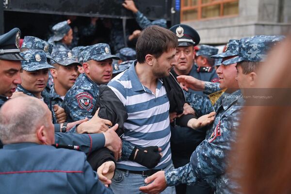 Полиция задерживает активистов, перекрывших перекресток Маршала Баграмяна - Прошяна (3 мая 2022). Еревaн - Sputnik Армения