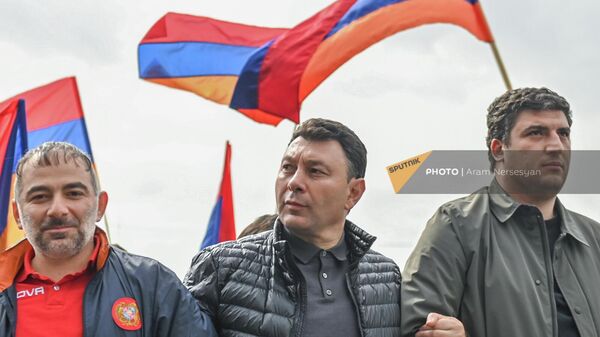 Эдуард Шармазанов среди активистов на улице Терьяна (3 мая 2022). Еревaн - Sputnik Армения