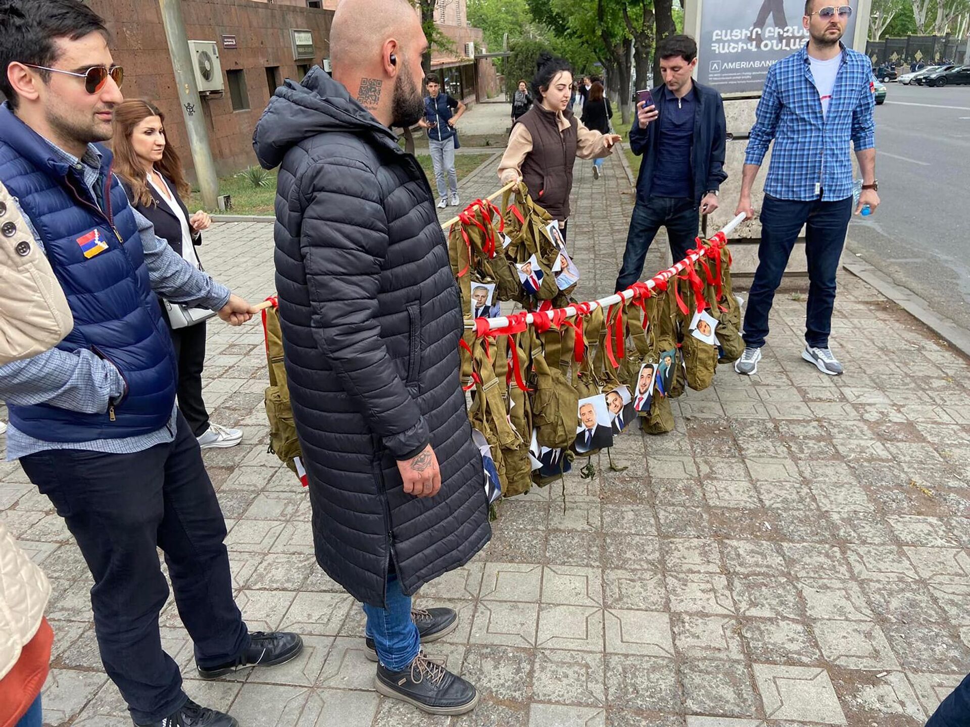 Оппозиционные активисты организовали акцию Рюкзаки перед зданием НС (3 мая 2022). Еревaн - Sputnik Армения, 1920, 03.05.2022