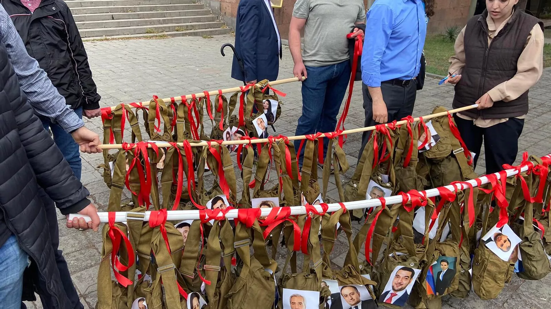 Оппозиционные активисты организовали акцию Рюкзаки перед зданием НС (3 мая 2022). Еревaн Оппозиционные активисты организовали акцию Рюкзаки перед зданием НС (3 мая 2022). Еревaн - Sputnik Армения, 1920, 03.05.2022