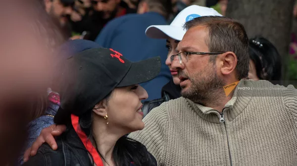 Гегам Манукян среди активистов на третий день акции неповиновения (3 мая 2022). Еревaн - Sputnik Армения