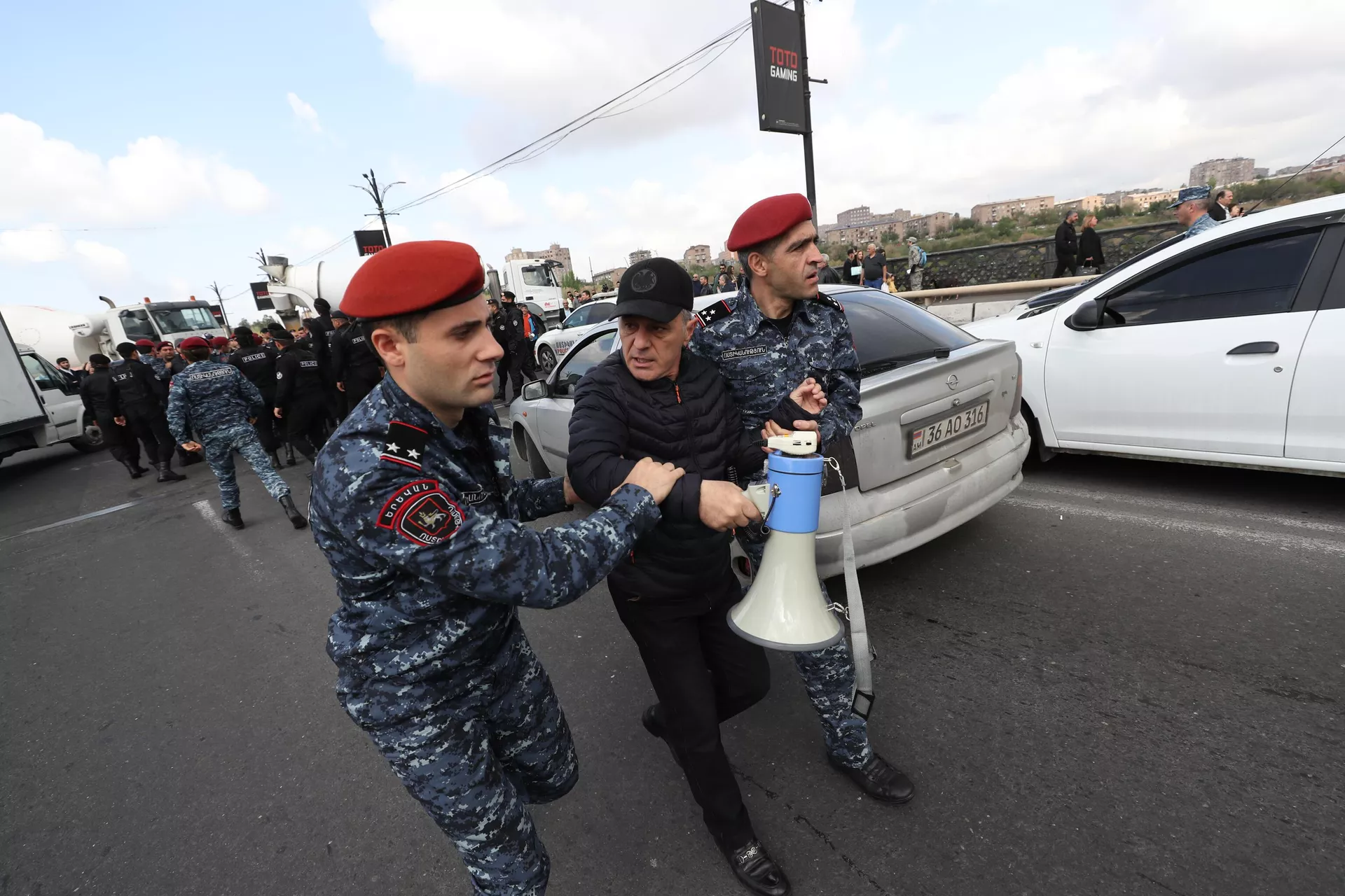 Полицейские силы расчищают заблокированное движение транспорта на мосту Киевян (4 мая 2022). Еревaн - Sputnik Армения, 1920, 04.05.2022