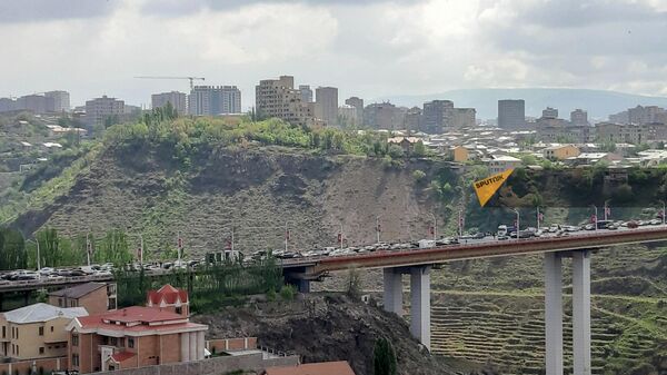 Вид на заблокированный мост Давташен на четвертый день акции неповиновения (4 мая 2022).  - Sputnik Армения