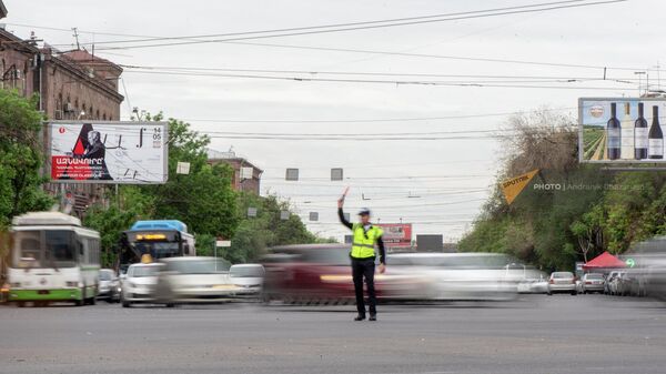 Регулировщик движения на перекрестке улиц Лусаворич - Агатангегоса - Аршакуняц (3 мая 2022). Еревaн Регулировщик движения на перекрестке улиц Лусаворич - Агатангегоса - Аршакуняц (3 мая 2022). Еревaн - Sputnik Армения